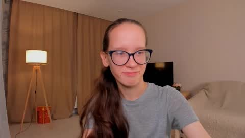 Snapshot of lynettebails chatting on 09-26-25, 04:11 Sara online show from 09-26-25, 04:11