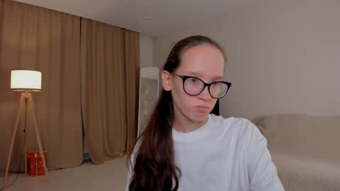 Snapshot of lynettebails chatting on 09-28-25, 04:01 Sara online show from 09-28-25, 04:01