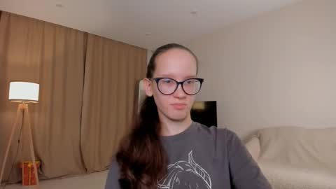 Snapshot of lynettebails chatting on 10-07-25, 04:26 Sara online show from 10-07-25, 04:26