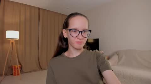 Snapshot of lynettebails chatting on 10-08-25, 04:15 Sara online show from 10-08-25, 04:15