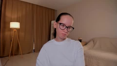 Snapshot of lynettebails chatting on 10-11-25, 05:11 Sara online show from 10-11-25, 05:11