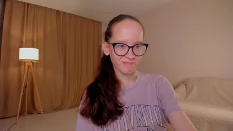 Snapshot of lynettebails chatting on 10-12-25, 04:06 Sara online show from 10-12-25, 04:06