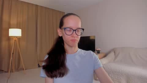 Snapshot of lynettebails chatting on 10-15-25, 04:40 Sara online show from 10-15-25, 04:40