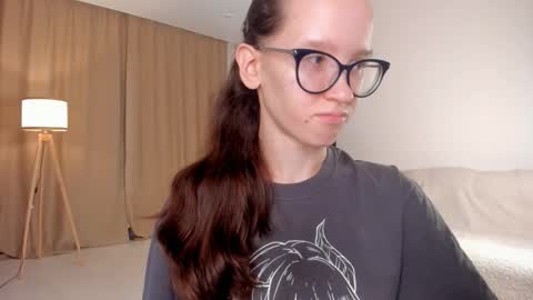 Snapshot of lynettebails chatting on 10-17-25, 04:20 Sara online show from 10-17-25, 04:20