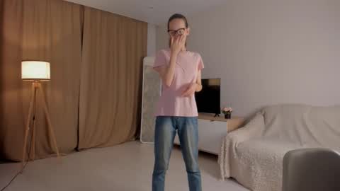 Snapshot of lynettebails chatting on 10-18-25, 04:08 Sara online show from 10-18-25, 04:08