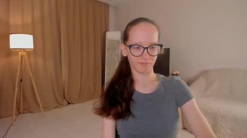 Snapshot of lynettebails chatting on 10-19-25, 04:07 Sara online show from 10-19-25, 04:07