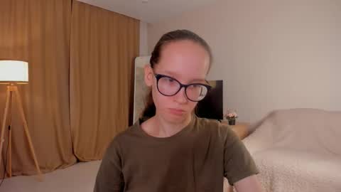 Snapshot of lynettebails chatting on 10-21-25, 04:51 Sara online show from 10-21-25, 04:51