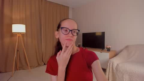 Snapshot of lynettebails chatting on 10-22-25, 04:18 Sara online show from 10-22-25, 04:18