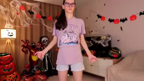 Snapshot of lynettebails chatting on 11-02-25, 04:09 Sara online show from 11-02-25, 04:09