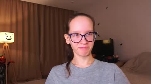 Snapshot of lynettebails chatting on 11-14-25, 04:28 Sara online show from 11-14-25, 04:28