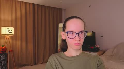 Snapshot of lynettebails chatting on 11-18-25, 04:33 Sara online show from 11-18-25, 04:33