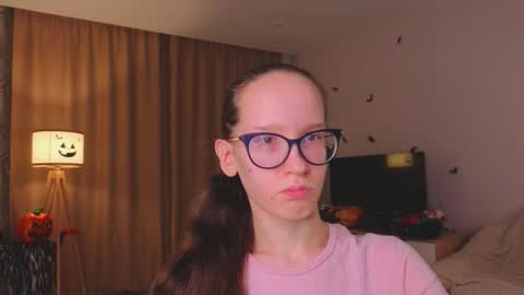 Snapshot of lynettebails chatting on 11-19-25, 04:18 Sara online show from 11-19-25, 04:18