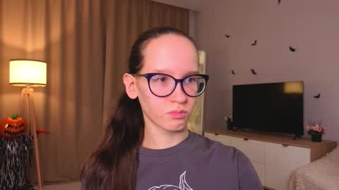 Snapshot of lynettebails chatting on 11-21-25, 04:16 Sara online show from 11-21-25, 04:16