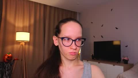 Snapshot of lynettebails chatting on 11-22-25, 04:17 Sara online show from 11-22-25, 04:17