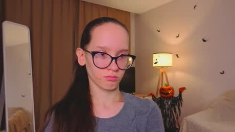 Snapshot of lynettebails chatting on 11-27-25, 04:20 Sara online show from 11-27-25, 04:20