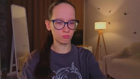 Snapshot of lynettebails chatting on 11-28-25, 04:09 Sara online show from 11-28-25, 04:09