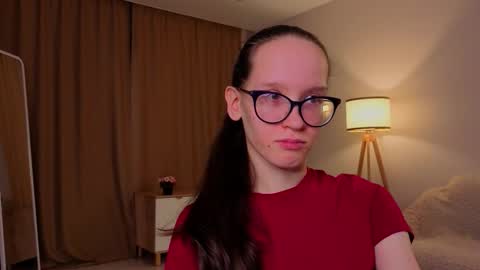 Snapshot of lynettebails chatting on 12-16-25, 04:34 Sara online show from 12-16-25, 04:34