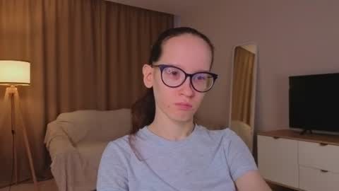Snapshot of lynettebails chatting on 06-17-26, 04:08 Sara online show from 06-17-26, 04:08