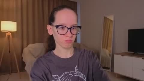 Snapshot of lynettebails chatting on 06-19-26, 04:11 Sara online show from 06-19-26, 04:11