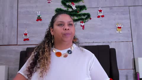 Snapshot of lynn_and_esteban chatting on 12-21-24, 05:25 Lynn jonnes online show from 12-21-24, 05:25