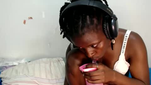 Snapshot of lynnesee chatting on 10-18-25, 03:24 lyenne online show from 10-18-25, 03:24