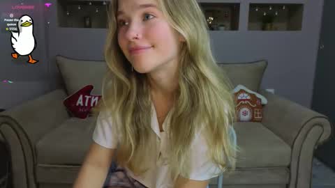 Snapshot of lynntiny chatting on 12-14-25, 06:45 Lynn online show from 12-14-25, 06:45