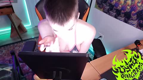 Snapshot of lynxanarres chatting on 12-19-24, 12:34 Lynx Anarres online show from 12-19-24, 12:34