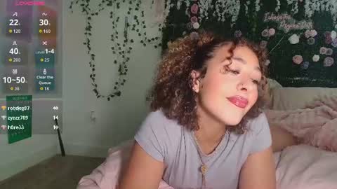 Snapshot of lyracovee chatting on 06-24-26, 12:31 Lyra online show from 06-24-26, 12:31