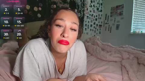 Snapshot of lyracovee chatting on 06-27-26, 12:37 Lyra online show from 06-27-26, 12:37