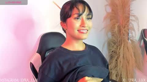 lyralux10 online show from 11-18-25, 11:15