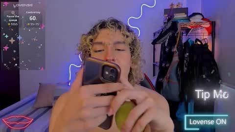 Snapshot of lyric_mirage chatting on 12-22-25, 10:18 Lyric online show from 12-22-25, 10:18