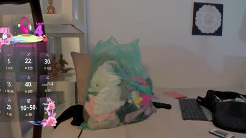 Snapshot of m1lk_choc chatting on 01-15-26, 06:22 Mila online show from 01-15-26, 06:22