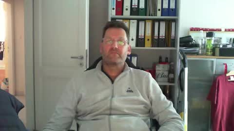 Snapshot of macfly67 chatting on 01-06-25, 12:46 macfly67 online show from 01-06-25, 12:46