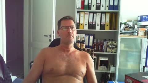 Snapshot of macfly67 chatting on 06-17-26, 05:32 macfly67 online show from 06-17-26, 05:32