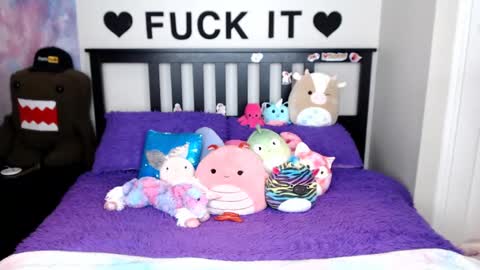 Mackenzie Wolfe online show from 10-11-25, 04:01