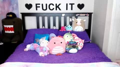 Mackenzie Wolfe online show from 12-14-25, 04:40