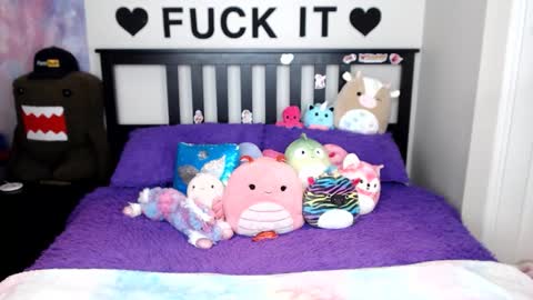 Mackenzie Wolfe online show from 12-23-25, 05:27