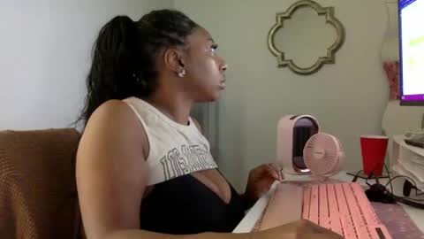 Snapshot of madam_glam chatting on 05-19-26, 03:51 madam_glam online show from 05-19-26, 03:51