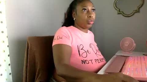 Snapshot of madam_glam chatting on 06-04-26, 02:23 madam_glam online show from 06-04-26, 02:23