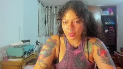 Snapshot of madam_sativa chatting on 05-07-26, 01:00 di online show from 05-07-26, 01:00