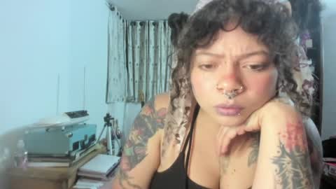 Snapshot of madam_sativa chatting on 05-12-26, 04:09 di online show from 05-12-26, 04:09