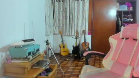 Snapshot of madam_sativa chatting on 05-16-26, 02:41 di online show from 05-16-26, 02:41
