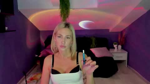 Snapshot of madammilly chatting on 09-29-25, 06:18 Evelyn online show from 09-29-25, 06:18