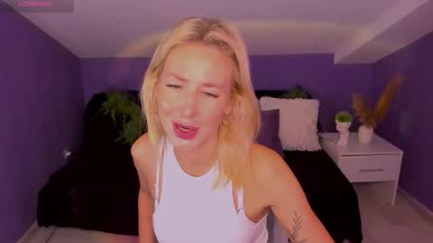 Snapshot of madammilly chatting on 10-05-25, 06:23 Evelyn online show from 10-05-25, 06:23