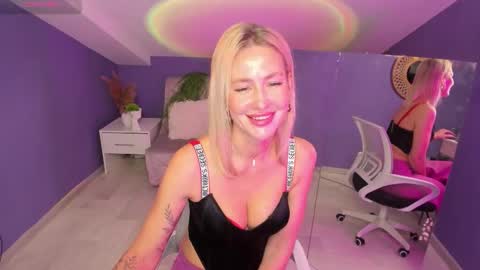 Snapshot of madammilly chatting on 10-09-25, 06:33 Evelyn online show from 10-09-25, 06:33