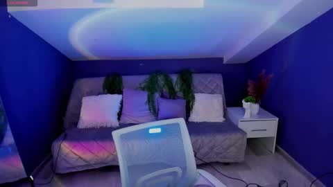 Snapshot of madammilly chatting on 10-12-25, 06:34 Evelyn online show from 10-12-25, 06:34