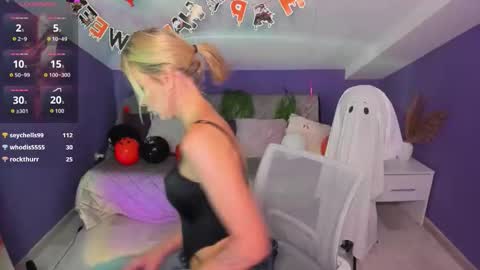 Snapshot of madammilly chatting on 11-01-25, 06:37 Evelyn online show from 11-01-25, 06:37