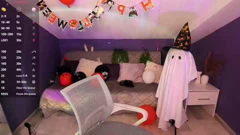 Snapshot of madammilly chatting on 11-02-25, 06:27 Evelyn online show from 11-02-25, 06:27