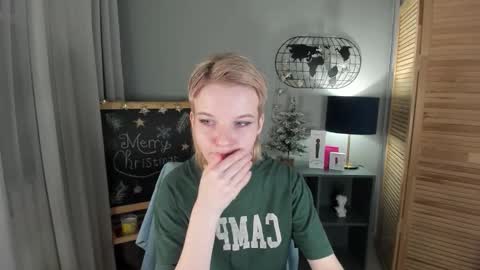 Snapshot of madelaines chatting on 12-23-25, 08:45 madelaines online show from 12-23-25, 08:45