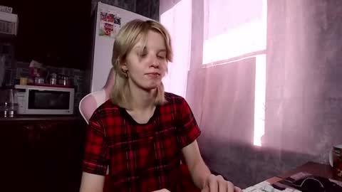 Snapshot of madelaines chatting on 06-20-26, 11:02 madelaines online show from 06-20-26, 11:02